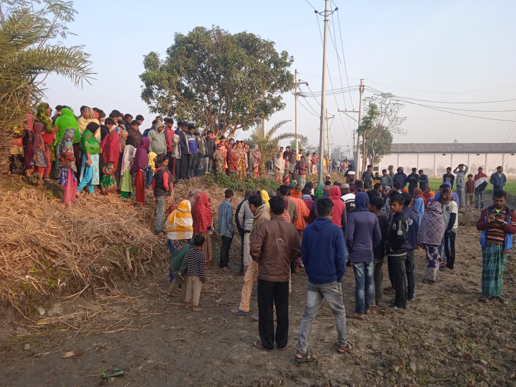 নওগাঁয় রাস্তার পাশে পড়েছিল অজ্ঞাত যুবকের মরদেহ