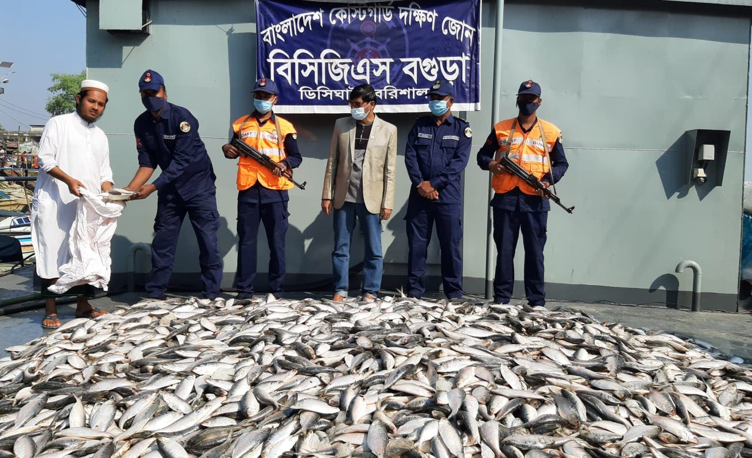 বরিশালে কোস্টগার্ডের অভিযানে ১৪শ' কেজি জাটকা জব্দ