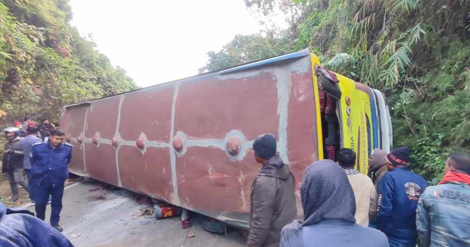 খাগড়াছড়িতে বেড়াতে এসে বাস উল্টে ২০ পর্যটক আহত