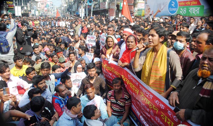 বরিশালে ব্যাটারীচালিত গাড়ী বন্ধের প্রতিবাদে বিক্ষোভ