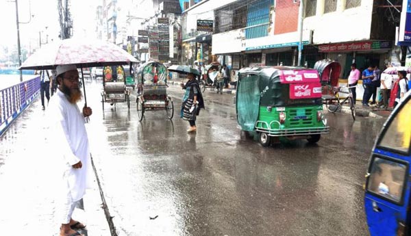 বরিশালে থেমে থেমে বৃষ্টি, জনজীবন বিপর্যস্ত