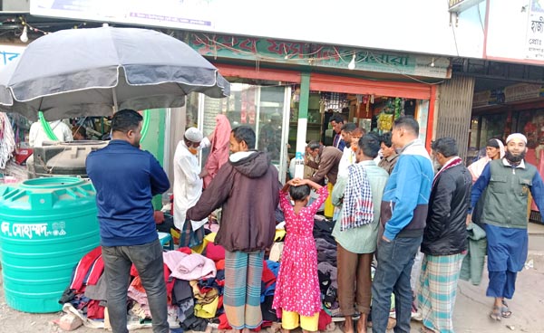 শীতের পোশাক কিনতে সরাইলে ফুটপাতে ভিড়