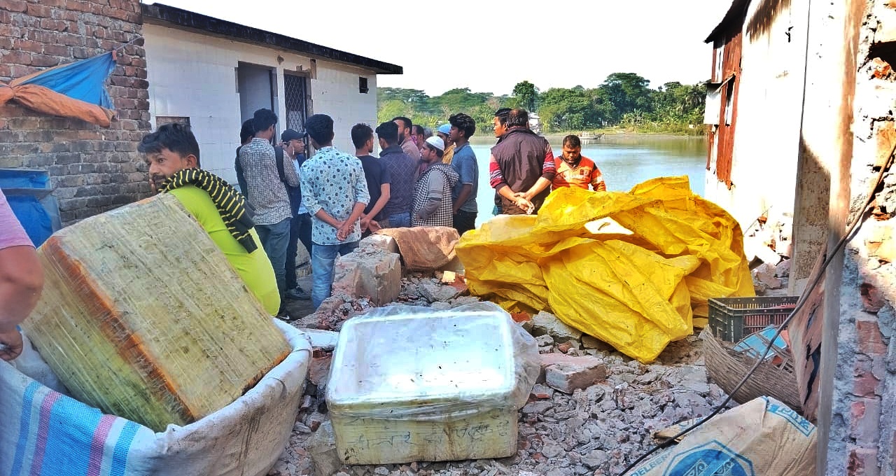 ১৬ বছর পর উদ্ধার পটুয়াখালী পৌর মাছ বাজারের ঘাট, ব্যবসায়ীদের মধ্যে আনন্দ