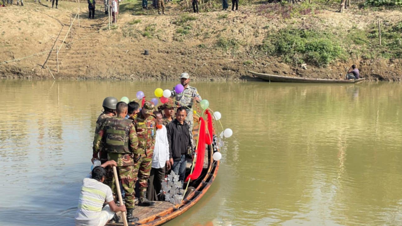 মহালছড়িতে সেনাবাহিনীর উদ্যোগে দরিদ্র মাঝিকে নতুন নৌকা প্রদান