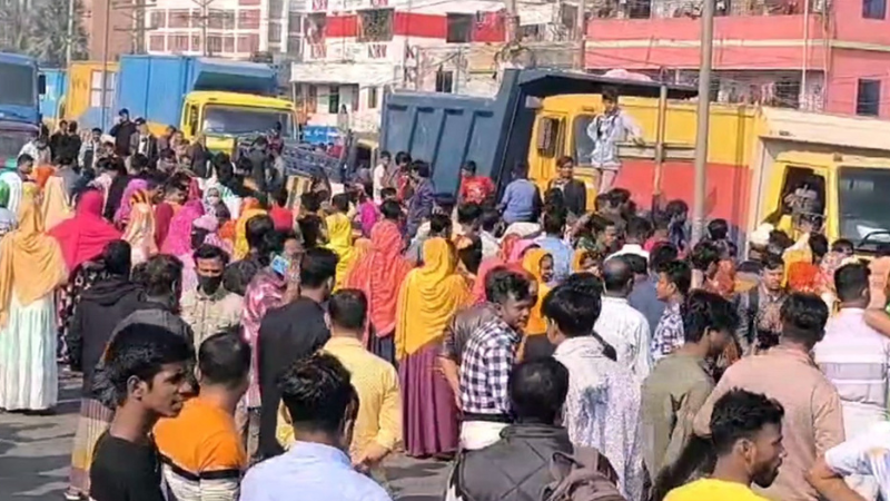 গাজীপুরে বন্ধ কারখানা খুলে দেওয়ার দাবিতে ঢাকা-টাঙ্গাইল মহাসড়ক অবরোধ