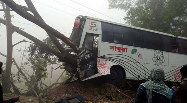 বরিশালে সাকুরা-ট্রলির সংঘর্ষে নিহত ২