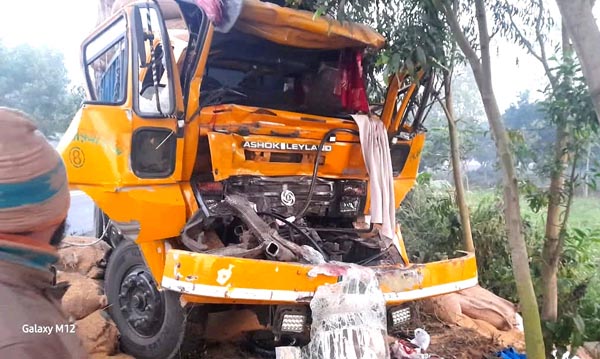 ঘোড়াঘাটে দাঁড়িয়ে থাকা ট্রাকে ধাক্কা, প্রাণ গেল দুজনের