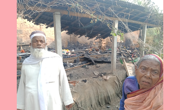 হিজলিয়া গ্রামে অগ্নিকাণ্ড, স্থানীয়দের সহায়তায় আগুন নিয়ন্ত্রণ