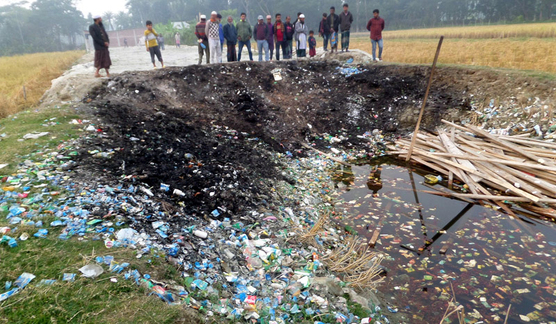 হিজলায় অনুমোদনহীন কারখানায় পোড়ানো হচ্ছে প্লাস্টিক, হুমকিতে জনস্বাস্থ্য