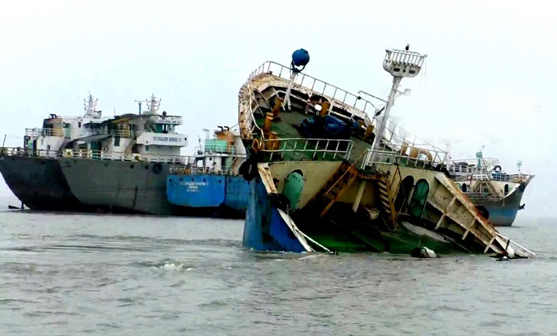 মেঘনার জাহাজডুবি: এখনো শুরু হয়নি উদ্ধার অভিযান, পানিতে গন্ধ