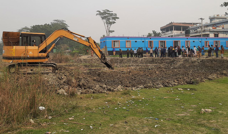 মাদারীপুরে ইউপি চেয়ারম্যানের দখলে নেওয়া বাঁধ ভেঙে দিল প্রশাসন