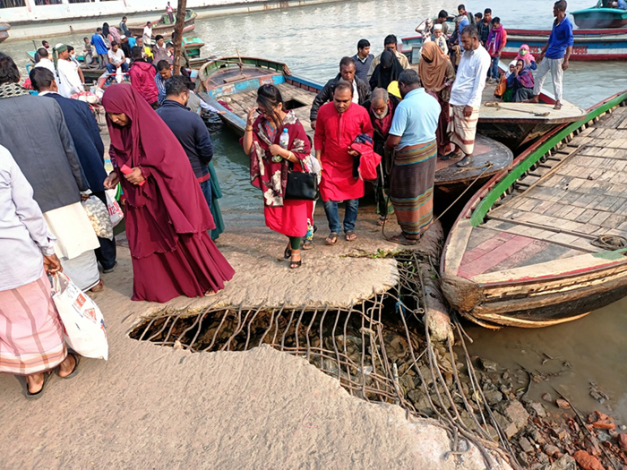 ঝূঁকিপূর্ণ হয়ে উঠছে বরিশালের চরকাউয়া খেয়াঘাট