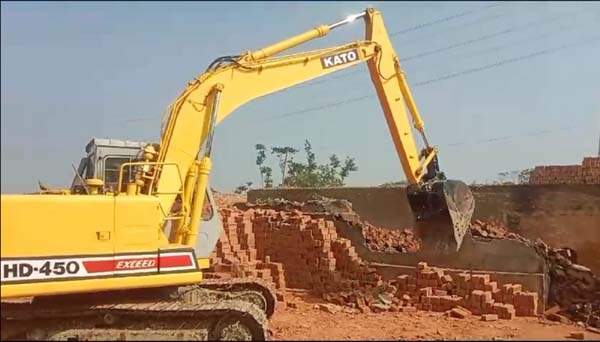 ঝালকাঠিতে স্কুলের পাশে অবৈধ ইটভাটা গুঁড়িয়ে দিল প্রশাসন