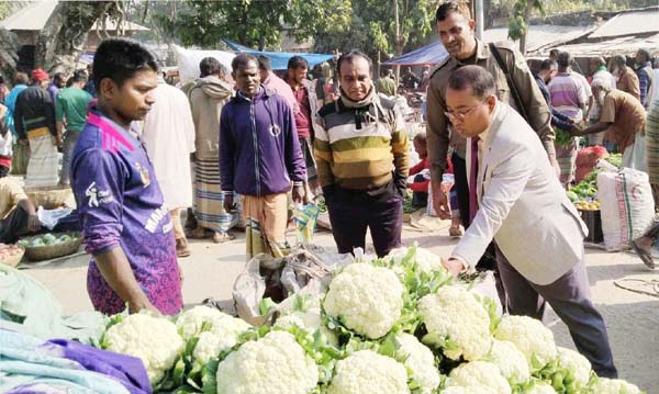 ধামইরহাট বাজার পরিদর্শনে ইউএনও, ভোক্তাদের স্বস্তি