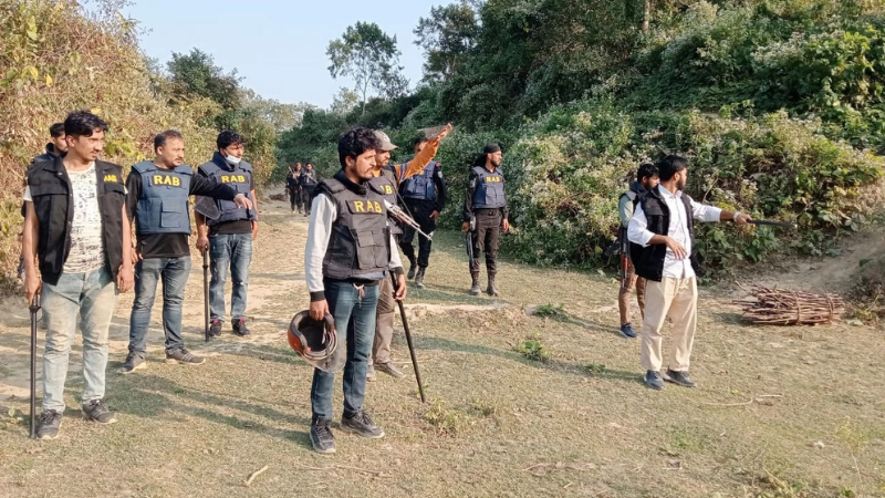 টেকনাফে অপহৃত ১৯ বনকর্মীর মুক্তিপণ দাবির পর চলমান উদ্ধার অভিযান